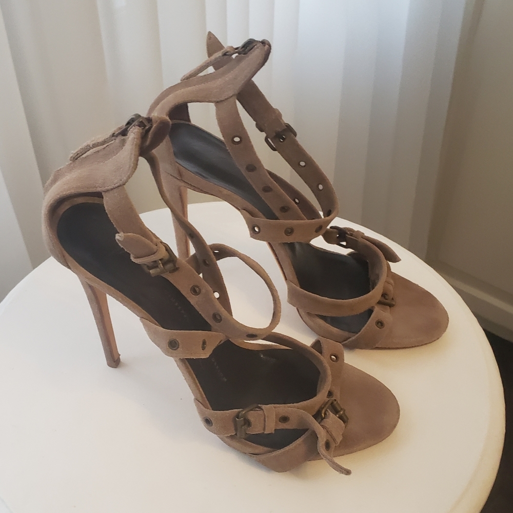 Guiseppe Zanotti tan sandals in sz 38.
